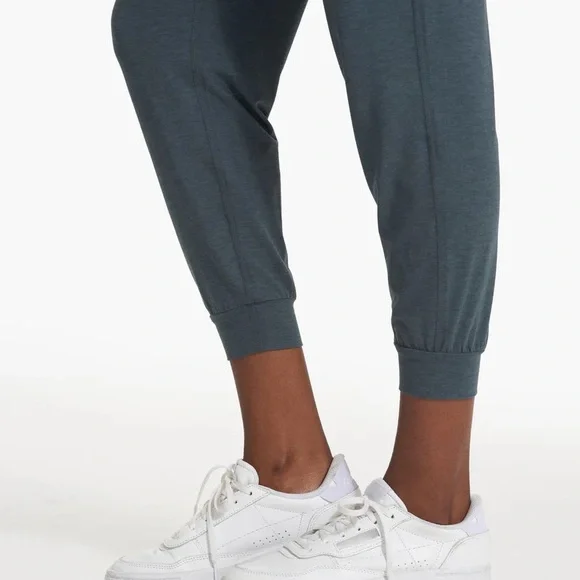 NEW Sold Out Vuori Women's Lux Jumpsuit Stone Heather, Size Medium - Picture 8 of 9